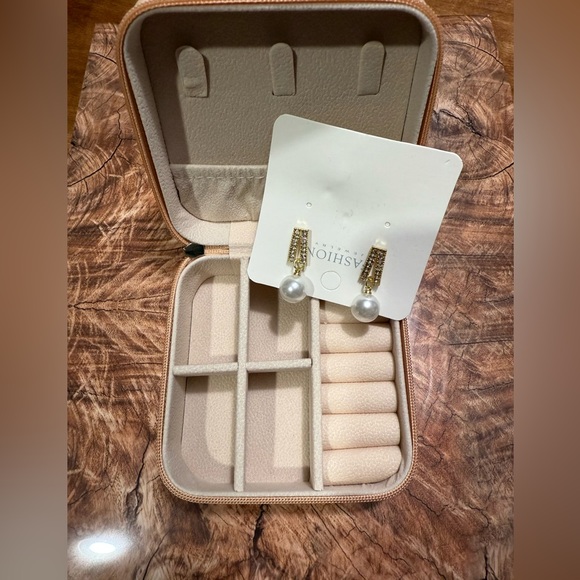 unknown Jewelry - Elegant Rhinestone Earrings and Travel Case